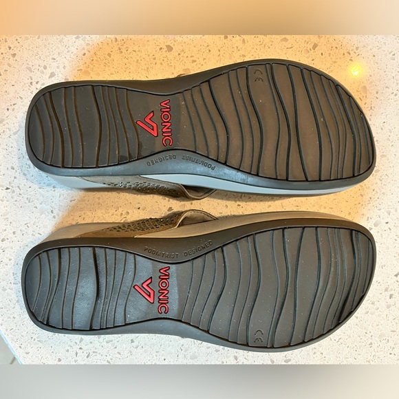 Vionic Naples Size 7 sandals - Picture 2 of 4